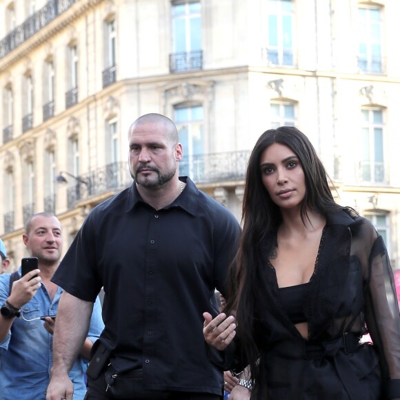 Un homme, Vitalii Sediuk, essaie d'embrasser les fesses de Kim Kardashian devant le restaurant l'Avenue à Paris le 28 septembre 2016. Avant d'atteindre son but, il est mis à terre et maîtrisé par le service d'ordre. © Cyril Moreau / Bestimage