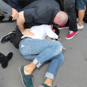 Un homme, Vitalii Sediuk, essaie d'embrasser les fesses de Kim Kardashian devant le restaurant l'Avenue à Paris le 28 septembre 2016. Avant d'atteindre son but, il est mis à terre et maîtrisé par le service d'ordre. © Cyril Moreau / Bestimage