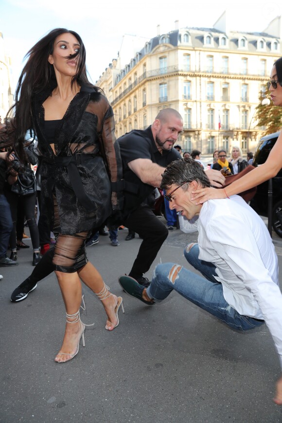 Un homme, Vitalii Sediuk, essaie d'embrasser les fesses de Kim Kardashian devant le restaurant l'Avenue à Paris le 28 septembre 2016. Avant d'atteindre son but, il est mis à terre et maîtrisé par le service d'ordre. © Cyril Moreau / Bestimage
