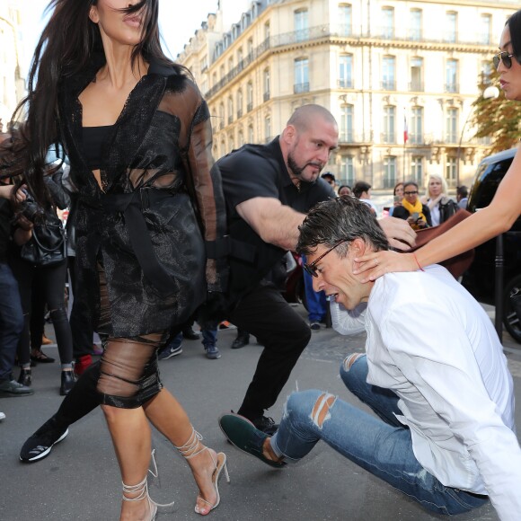 Un homme, Vitalii Sediuk, essaie d'embrasser les fesses de Kim Kardashian devant le restaurant l'Avenue à Paris le 28 septembre 2016. Avant d'atteindre son but, il est mis à terre et maîtrisé par le service d'ordre. © Cyril Moreau / Bestimage