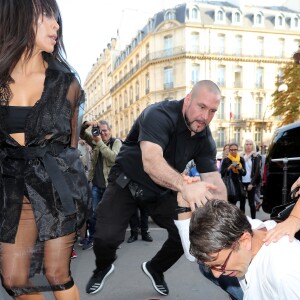 Un homme, Vitalii Sediuk, essaie d'embrasser les fesses de Kim Kardashian devant le restaurant l'Avenue à Paris le 28 septembre 2016. Avant d'atteindre son but, il est mis à terre et maîtrisé par le service d'ordre. © Cyril Moreau / Bestimage