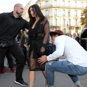 Un homme, Vitalii Sediuk, essaie d'embrasser les fesses de Kim Kardashian devant le restaurant l'Avenue à Paris le 28 septembre 2016. Avant d'atteindre son but, il est mis à terre et maîtrisé par le service d'ordre. © Cyril Moreau / Bestimage