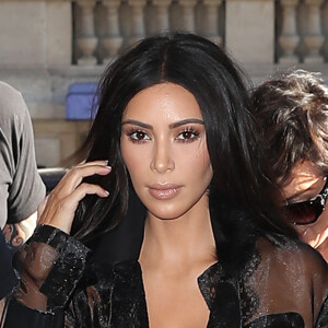 Kim Kardashian, sa mère Kris Jenner et son compagnon Corey Gamble arrivent à un rendez-vous à la maison Balmain mais se trompent et entrent à l'EFAP à Paris le 28 septembre 2016. © Cyril Moreau / BestimageParis