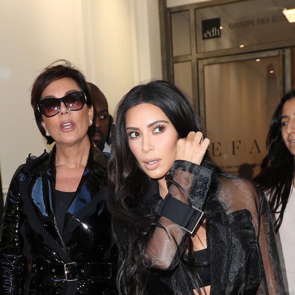 Kim Kardashian, sa mère Kris Jenner et son compagnon Corey Gamble arrivent à un rendez-vous à la maison Balmain mais se trompent et entrent à l'EFAP à Paris le 28 septembre 2016. © Cyril Moreau / Bestimage