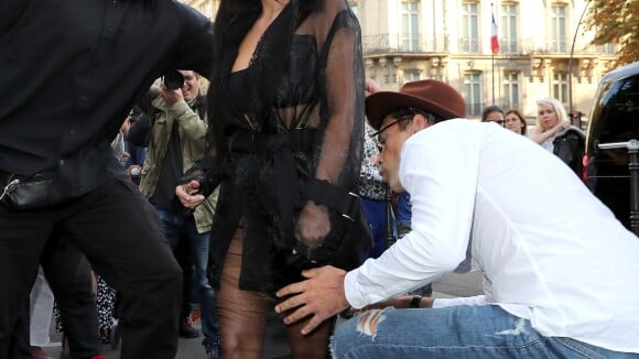 Vitalii Sediuk, essaie d'embrasser les fesses de Kim Kardashian devant le restaurant l'Avenue à Paris le 28 septembre 2016