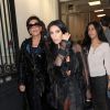 Kim Kardashian, sa mère Kris Jenner et son compagnon Corey Gamble arrivent à un rendez-vous à la maison Balmain mais se trompent et entrent à l'EFAP à Paris le 28 septembre 2016