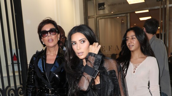 Kim Kardashian, sa mère Kris Jenner et son compagnon Corey Gamble arrivent à un rendez-vous à la maison Balmain mais se trompent et entrent à l'EFAP à Paris le 28 septembre 2016