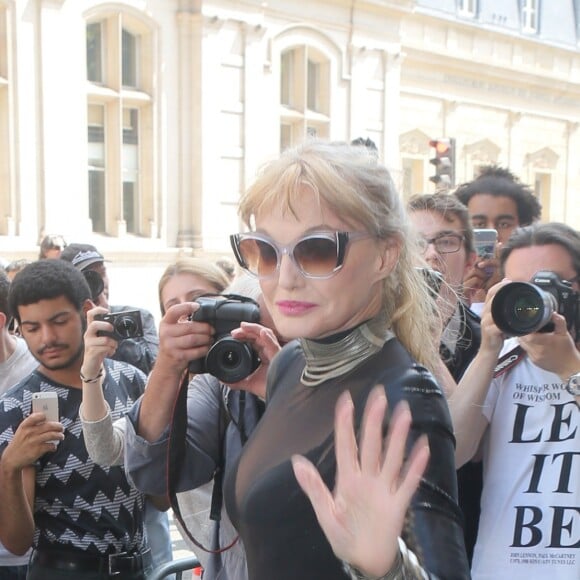 Arielle Dombasle - Sorties du défilé de mode Haute-Couture automne-hiver 2016/2017 "Jean-Paul Gaultier" à Paris. Le 6 juillet 2016 © CVS-Veeren / Bestimage