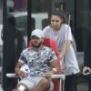 Exclusif - Malik, l'ex de Sarah Fraisou sort de Hôpital Simone Veil à Eaubonne le 26 septembre après avoir reçu une balle dans la jambe dans son bar à Chicha à Argenteuil.