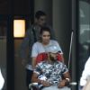 Exclusif - Malik, l'ex de Sarah Fraisou sort de Hôpital Simone Veil à Eaubonne le 26 septembre après avoir reçu une balle dans la jambe dans son bar à Chicha à Argenteuil.
