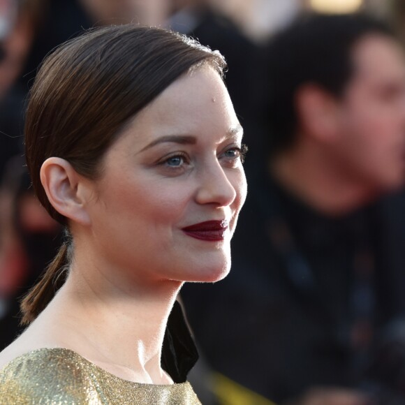 Marion Cotillard (robe Dior) - Montée des marches du film "Mal de pierres" lors du 69e Festival International du Film de Cannes. Le 15 mai 2016. ©Giancarlo Gorassini/Bestimage