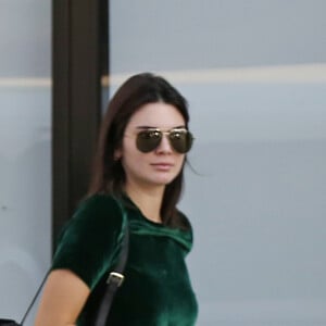 Exclusif - Kendall Jenner arrive chez Shamrock Tattoo sur Sunset Blvd à Hollywood avec ses amies le 21 septembre 2016.