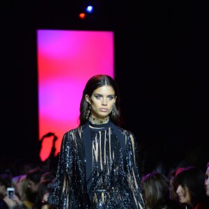 Sara Sampaio lors du défilé de mode "Elie Saab", collection prêt-à-porter Printemps-Eté 2017 à Paris, le 1er octobre 2016