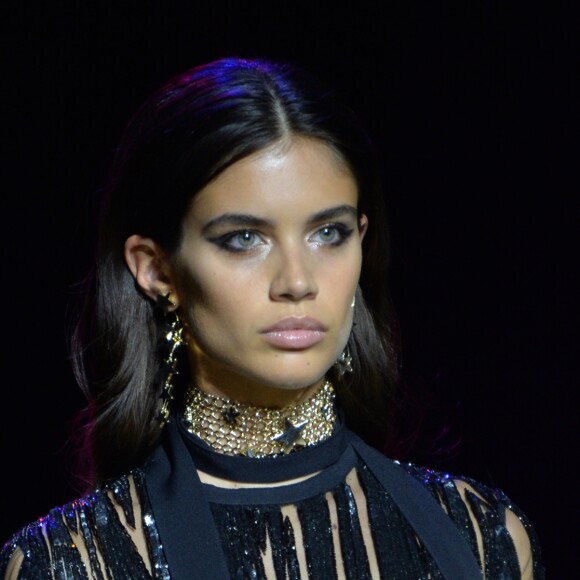 Sara Sampaio lors du défilé de mode "Elie Saab", collection prêt-à-porter Printemps-Eté 2017 à Paris, le 1er octobre 2016