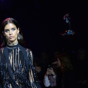 Sara Sampaio lors du défilé de mode "Elie Saab", collection prêt-à-porter Printemps-Eté 2017 à Paris, le 1er octobre 2016