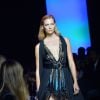 Karlie Kloss lors du défilé de mode "Elie Saab", collection prêt-à-porter Printemps-Eté 2017 à Paris, le 1er octobre 2016