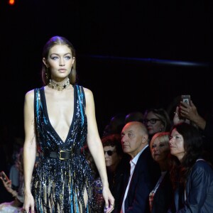 Gigi Hadid lors du défilé de mode "Elie Saab", collection prêt-à-porter Printemps-Eté 2017 à Paris, le 1er octobre 2016