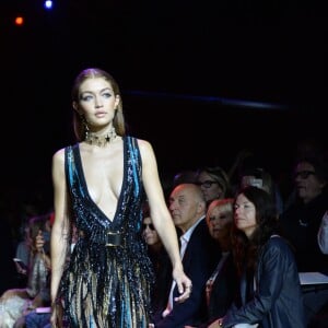 Gigi Hadid lors du défilé de mode "Elie Saab", collection prêt-à-porter Printemps-Eté 2017 à Paris, le 1er octobre 2016