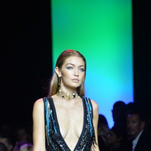 Gigi Hadid lors du défilé de mode "Elie Saab", collection prêt-à-porter Printemps-Eté 2017 à Paris, le 1er octobre 2016