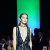 Gigi Hadid lors du défilé de mode "Elie Saab", collection prêt-à-porter Printemps-Eté 2017 à Paris, le 1er octobre 2016