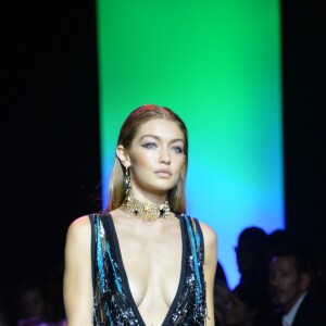 Gigi Hadid lors du défilé de mode "Elie Saab", collection prêt-à-porter Printemps-Eté 2017 à Paris, le 1er octobre 2016