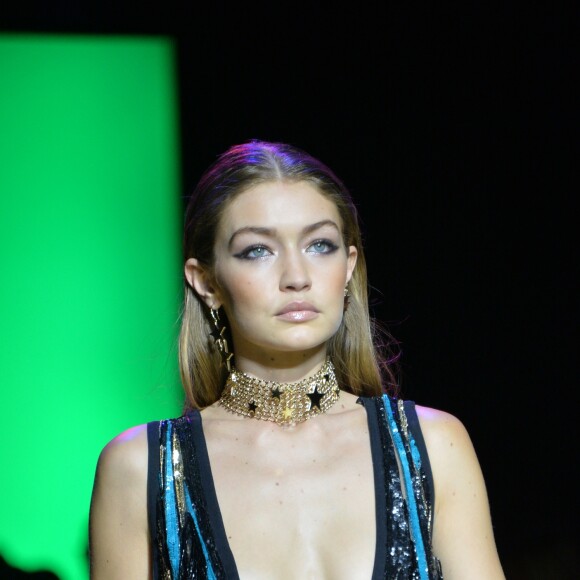 Gigi Hadid lors du défilé de mode "Elie Saab", collection prêt-à-porter Printemps-Eté 2017 à Paris, le 1er octobre 2016