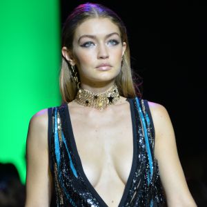 Gigi Hadid lors du défilé de mode "Elie Saab", collection prêt-à-porter Printemps-Eté 2017 à Paris, le 1er octobre 2016