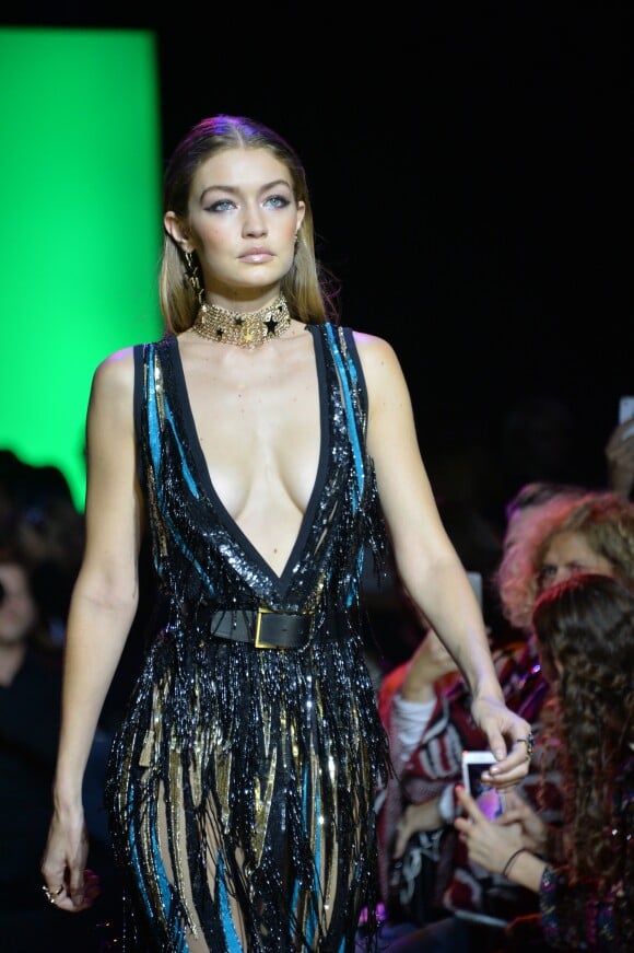 Gigi Hadid lors du défilé de mode "Elie Saab", collection prêt-à-porter Printemps-Eté 2017 à Paris, le 1er octobre 2016