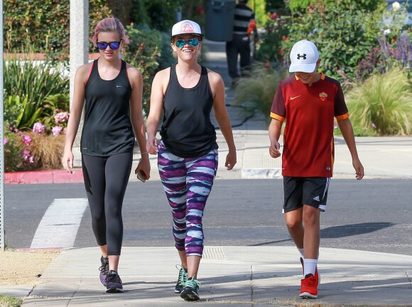 Exclusif - Reese Witherspoon et ses enfants Ava et Deacon Phillippe font un jogging à Brentwood le 9 juillet 2016.  Exclusive - For Germany call for price - Please Hide Chidren's Face Prior To The Publication - Actress Reese Witherspoon and her two kids Ava and Deacon Phillippe enjoyed some family time as they took a jog in Brentwood, California on July 9, 2016.09/07/2016 - Brentwood