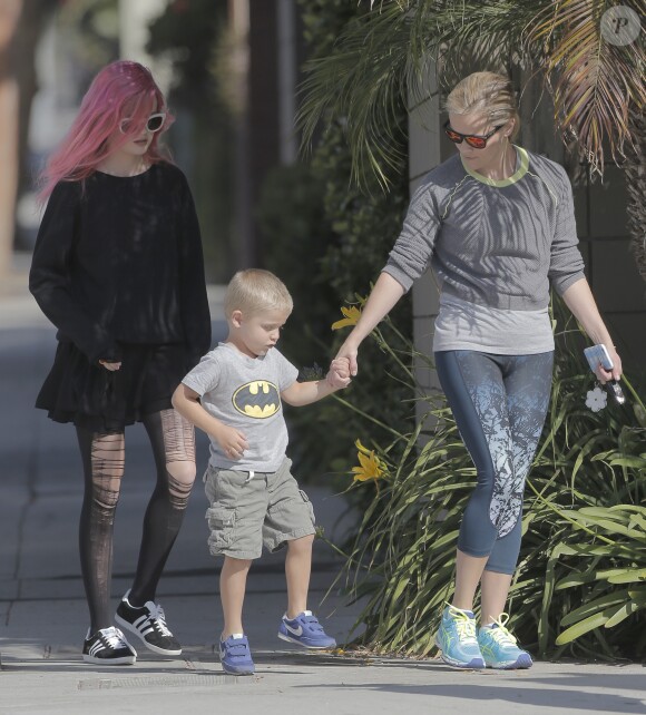 Reese Witherspoon et ses enfants Ava et Tennessee à Santa Monica le 3 mai 2016. Ava s'affiche avec un look grunge, collant déchirés et cheveux roses tandis que Tennessee porte un t-shirt à l'effigie de Batman.  Please pixelate children faces prior to publication Actress and proud mom Reese Witherspoon is all smiles while out and about in Santa Monica, California with her children on May 3, 2016. Reese recently her voice to the animated musical comedy 'Sing,' which is scheduled for release in December 2016.03/05/2016 - Santa Monica