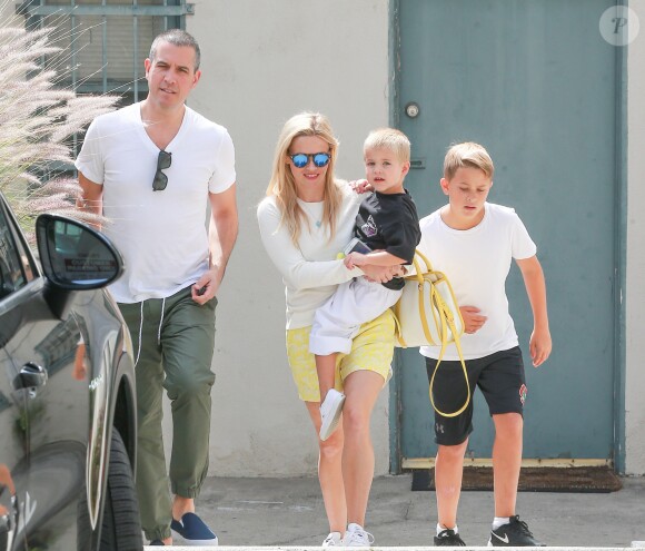 Reese Witherspoon est allée chercher ses enfants, Deacon et Ava, à leur cours de karaté. L'actrice a ensuite retrouvé son mari Jim Toth et leur fils Tennessee. Le 1er mai 2016  PLEASE HIDE CHILDREN'S FACE PRIOR TO THE PUBLICATION - 52040903 Actress and busy mom Reese Witherspoon takes her kids to karate class and then runs errands around Los Angeles, California on May 1, 2016. After dropping off her youngest son Tennessee, husband, and daughter Ava.01/05/2016 - Los Angeles