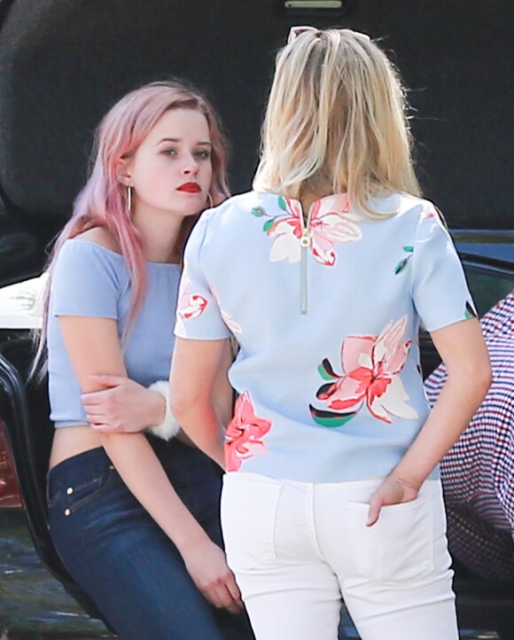 Reese Witherspoon discute avec sa fille Ava à Brentwood le 26 Mars 2016.  Please hide children face prior publication - 'Hot Pursuit' actress Reese Witherspoon and her daughter Ava were out and about in Brentwood, California on March 26, 2016.26/03/2016 - Brentwood