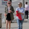 Reese Witherspoon et sa fille Ava en balade à Brentwood le 22 février 2016.  Actress Reese Witherspoon was spotted getting some juice with her daughter in Brentwood, California on February 22, 2016. Earlier in the morning, Reese went to a meeting but later met up with Ava.22/02/2016 - Los Angeles