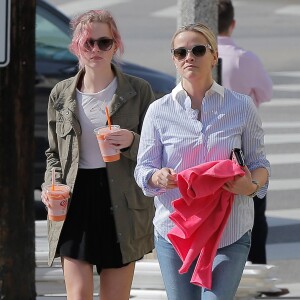 Reese Witherspoon et sa fille Ava en balade à Brentwood le 22 février 2016.  Actress Reese Witherspoon was spotted getting some juice with her daughter in Brentwood, California on February 22, 2016. Earlier in the morning, Reese went to a meeting but later met up with Ava.22/02/2016 - Los Angeles