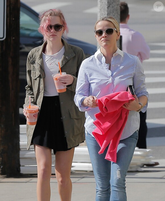 Reese Witherspoon et sa fille Ava en balade à Brentwood le 22 février 2016.  Actress Reese Witherspoon was spotted getting some juice with her daughter in Brentwood, California on February 22, 2016. Earlier in the morning, Reese went to a meeting but later met up with Ava.22/02/2016 - Los Angeles