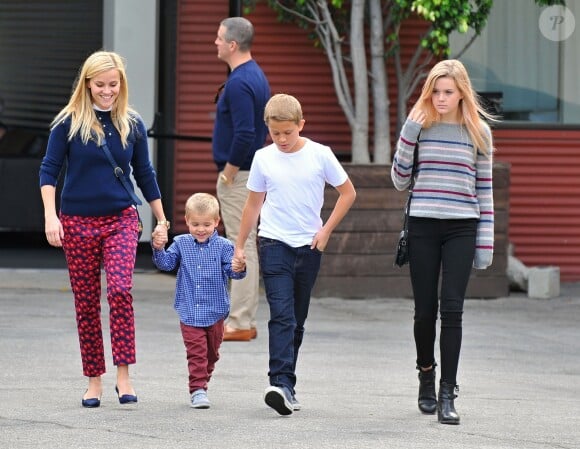 Exclusif - Reese Witherspoon, ses enfants Deacon et Ava, son mari Jim Toth et leur fils Tennessee se rendent à l'église à Santa Monica, le 15 novembre 2015.  Please Hide Children's face Prior to the Publication For Germany call for price Exclusive - Reese Witherspoon and husband Jim Toth take their son Tennesse and her kids Ava and Deacon Phillippe to church in Santa Monica, California on November 15, 2015. Reese and Jim were wearing matching blue sweaters.15/11/2015 - Santa Monica