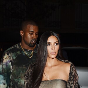 Kim Kardashian et Kanye West à la sortie du défilé "Off-White" lors de la Fashion Week de Paris, le 29 septembre 2016.