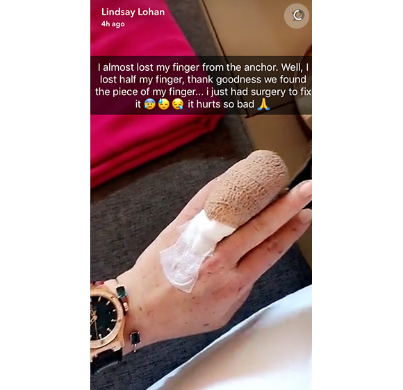 Lindsay Lohan dévoile sa blessure au doigt sur Snapchat le 2 octobre 2016.