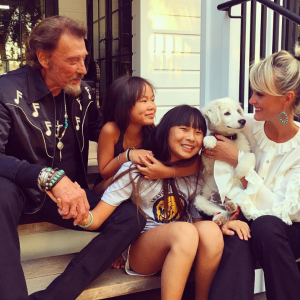 Johnny Hallyday et Laeticia avec leurs filles, Jade et Joy, devant leur maison de Pacific Palisades à Los Angeles, le 2 octobre 2016.