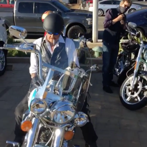 Johnny Hallyday et Guillaume Canet s'offrent une petite virée à moto dans Malibu, le 2 octobre 2016.