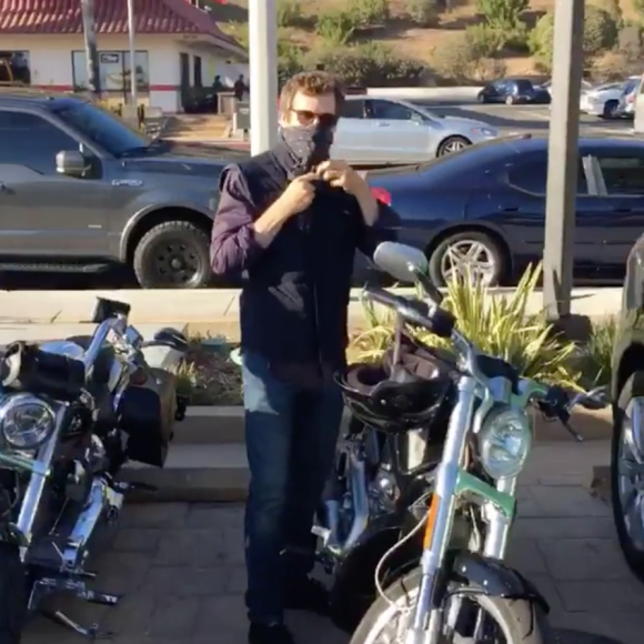 Johnny Hallyday et Guillaume Canet s'offrent une petite virée à moto dans Malibu, le 2 octobre 2016.