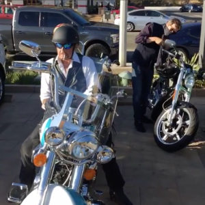 Johnny Hallyday et Guillaume Canet s'offrent une petite virée à moto dans Malibu, le 2 octobre 2016.