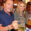 Arnold Schwarzenegger et sa girlfriend Heather Milligan à l'Oktoberfest à Munich, le 27 septembre 2016.