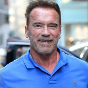 Arnold Schwarzenegger plaisante avec un fan à la sortie du magasin Ralph Lauren sur Madison Avenue à New York, le 22 septembre 2016