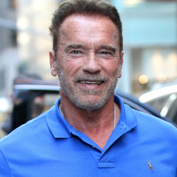 Arnold Schwarzenegger plaisante avec un fan à la sortie du magasin Ralph Lauren sur Madison Avenue à New York, le 22 septembre 2016
