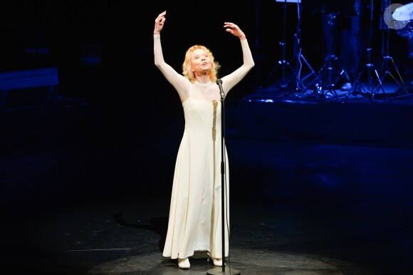 Exclusif - La chanteuse Isabelle Aubret fait ses adieux sur la scène de l'Olympia à Paris le 3 octobre 2016. La chanteuse, interprète inoubliable d'Aragon et de Jean Ferrat, qui ne veut pas faire le spectacle de trop, a décidé de saluer une dernière fois Paris avant d'aller remercier la France pour sa fidélité. © Coadic Guirec/Bestimage03/10/2016 - Paris