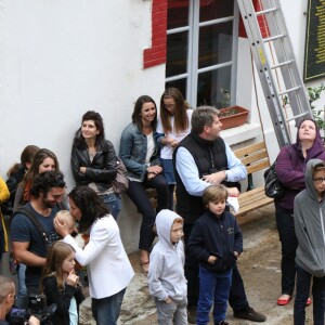 Exclusif - Natasha St-Pier, son mari Grégory Quillacq et leur fils Bixente soutiennent l'association "Petit Coeur de Beurre" lors du week-end de la Cardiopathie Congénitale à la caserne des pompiers de Malar, dans le 7e arrondissement de Paris, le 1er octobre 2016.