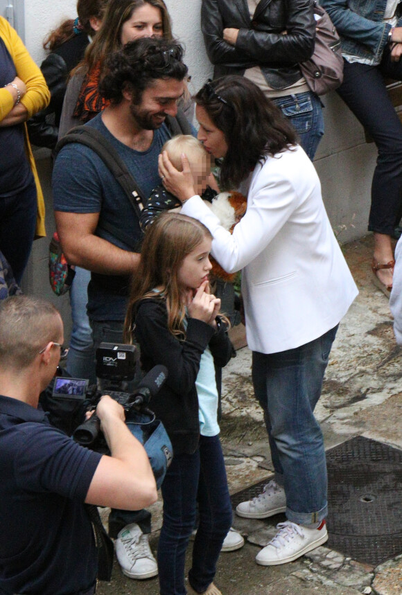 Exclusif - Natasha St-Pier, son mari Grégory Quillacq et leur fils Bixente soutiennent l'association "Petit Coeur de Beurre" lors du week-end de la Cardiopathie Congénitale à la caserne des pompiers de Malar, dans le 7e arrondissement de Paris, le 1er octobre 2016.