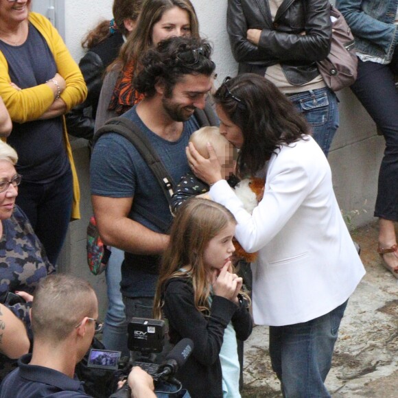 Exclusif - Natasha St-Pier, son mari Grégory Quillacq et leur fils Bixente soutiennent l'association "Petit Coeur de Beurre" lors du week-end de la Cardiopathie Congénitale à la caserne des pompiers de Malar, dans le 7e arrondissement de Paris, le 1er octobre 2016.