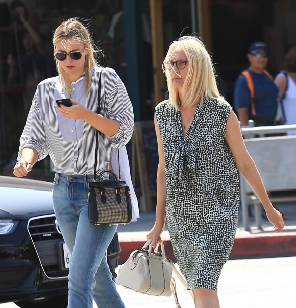 Maria Sharapova fait du shopping avec sa mère Elena à Beverly Hills le 22 septembre 2016.